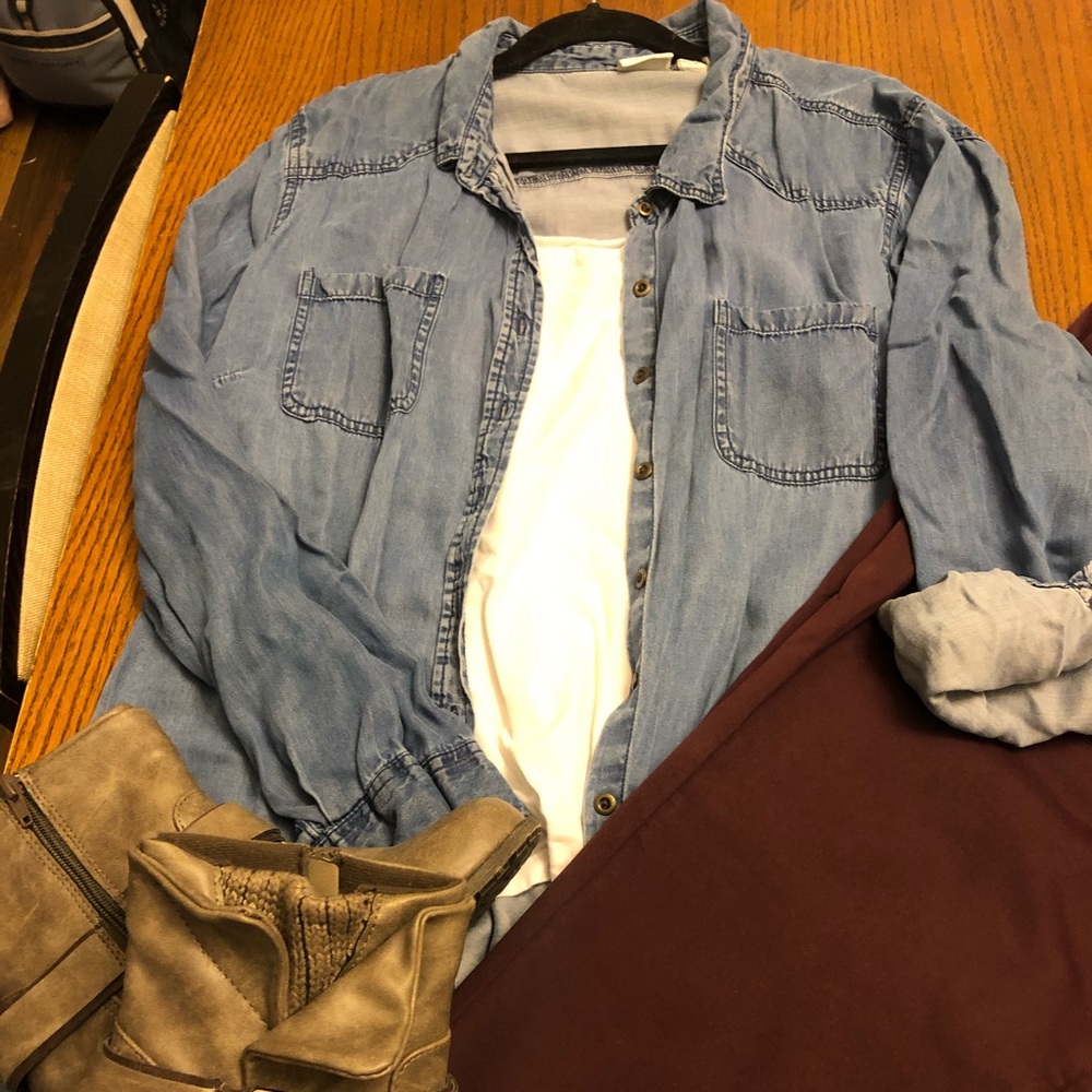 ❤️ 3/$10 Cato Blue Jean Button Down 22/24